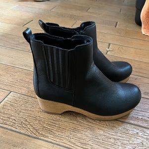 Universal Thread Clog Boots
